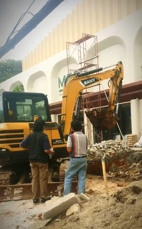 Excavator Sany pekerjaan galian di area komersial