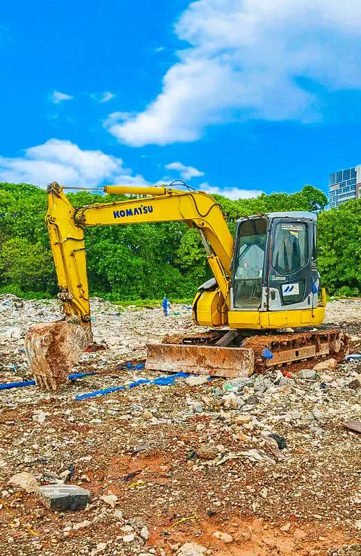 Excavator Komatsu dan crew Pesona Laut di lokasi proyek
