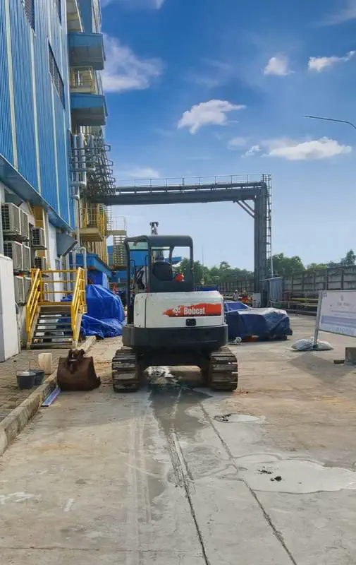Mini excavator Bobcat di kawasan industri / pabrik