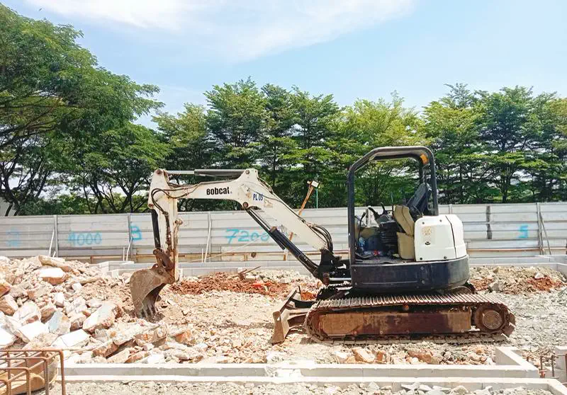 Mini excavator Bobcat untuk pekerjaan bongkaran